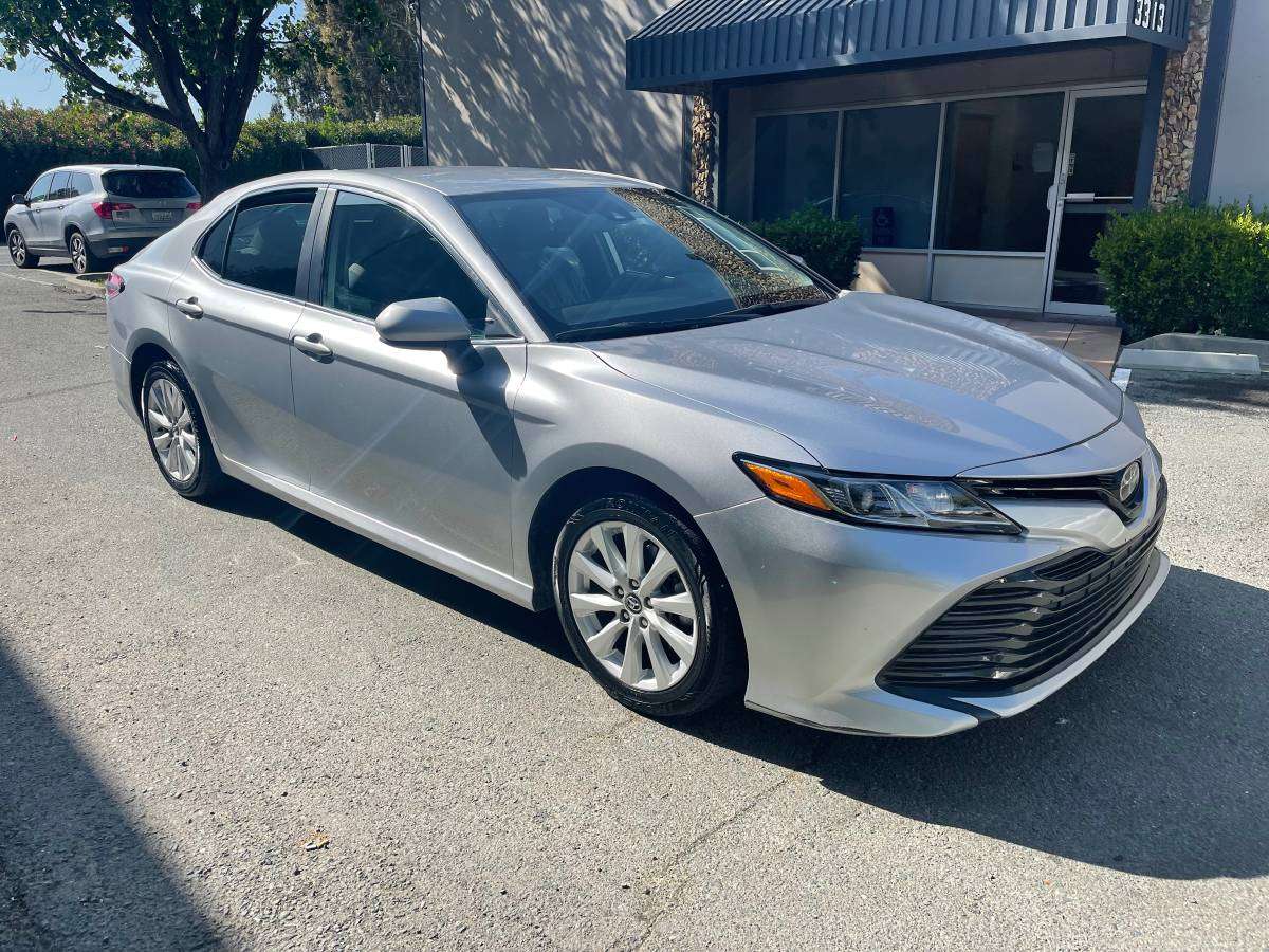 2020 toyota camry le