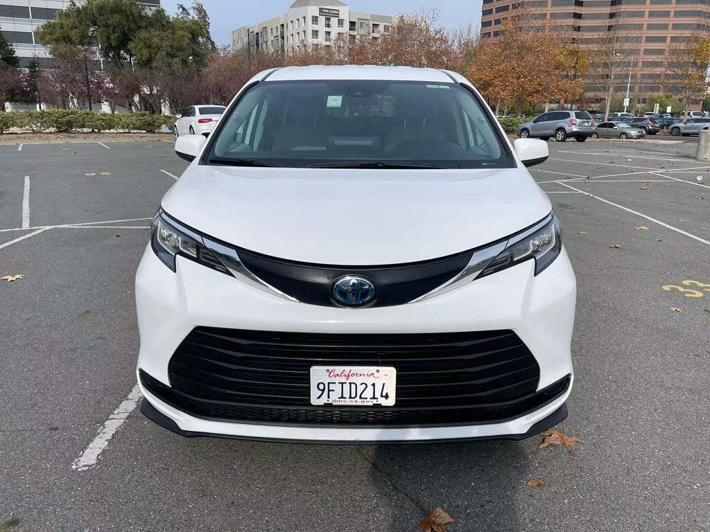 2023 Toyota Sienna LE